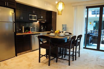 El Taj Oceanfront & Beachside Condo Hotel