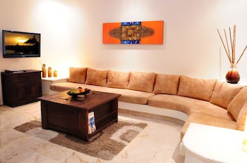 El Taj Oceanfront & Beachside Condo Hotel