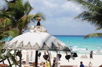 El Taj Oceanfront & Beachside Condo Hotel