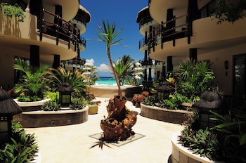 El Taj Oceanfront & Beachside Condo Hotel