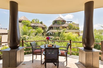 El Taj Oceanfront & Beachside Condo Hotel