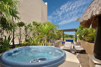 El Taj Oceanfront & Beachside Condo Hotel