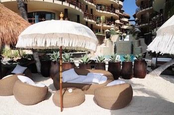 El Taj Oceanfront & Beachside Condo Hotel