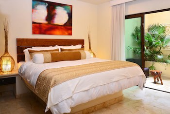 El Taj Oceanfront & Beachside Condo Hotel