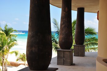 El Taj Oceanfront & Beachside Condo Hotel