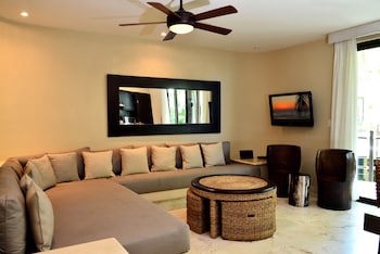 El Taj Oceanfront & Beachside Condo Hotel