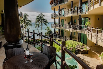 El Taj Oceanfront & Beachside Condo Hotel