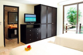 El Taj Oceanfront & Beachside Condo Hotel