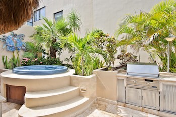 El Taj Oceanfront & Beachside Condo Hotel