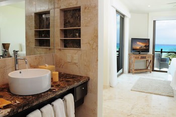 El Taj Oceanfront & Beachside Condo Hotel