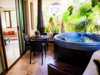 El Taj Oceanfront & Beachside Condo Hotel