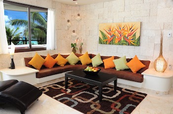El Taj Oceanfront & Beachside Condo Hotel