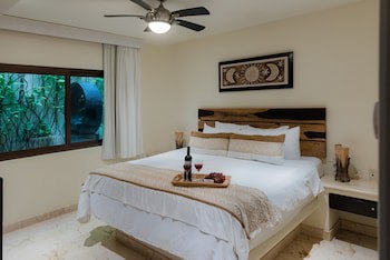 El Taj Oceanfront & Beachside Condo Hotel
