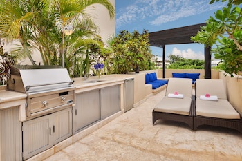 El Taj Oceanfront & Beachside Condo Hotel