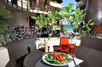 El Taj Oceanfront & Beachside Condo Hotel