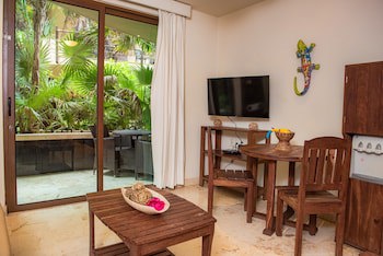 El Taj Oceanfront & Beachside Condo Hotel