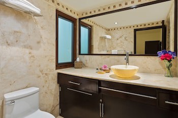 El Taj Oceanfront & Beachside Condo Hotel
