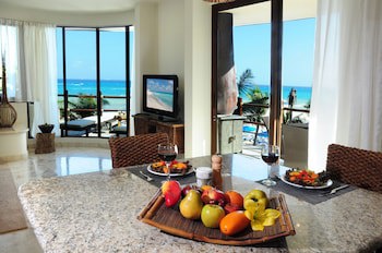 El Taj Oceanfront & Beachside Condo Hotel