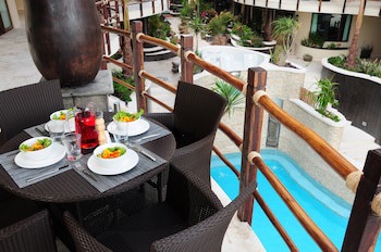 El Taj Oceanfront & Beachside Condo Hotel