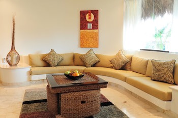 El Taj Oceanfront & Beachside Condo Hotel