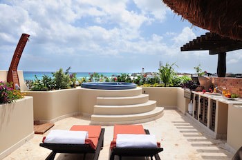 El Taj Oceanfront & Beachside Condo Hotel