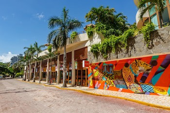 El Taj Oceanfront & Beachside Condo Hotel