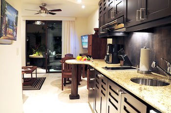 El Taj Oceanfront & Beachside Condo Hotel
