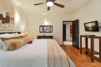 El Taj Oceanfront & Beachside Condo Hotel