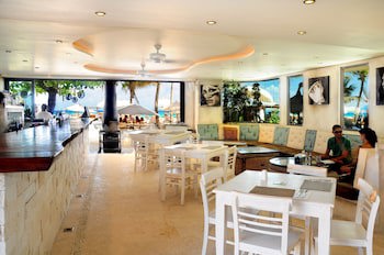El Taj Oceanfront & Beachside Condo Hotel