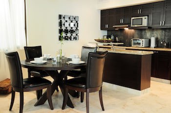 El Taj Oceanfront & Beachside Condo Hotel