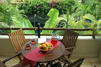 El Taj Oceanfront & Beachside Condo Hotel