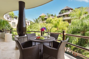 El Taj Oceanfront & Beachside Condo Hotel