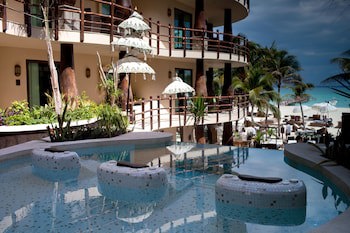 El Taj Oceanfront & Beachside Condo Hotel