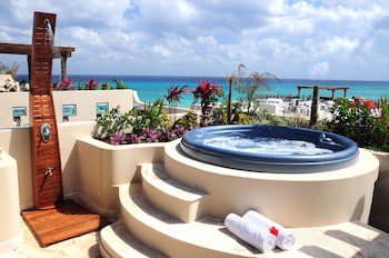 El Taj Oceanfront & Beachside Condo Hotel