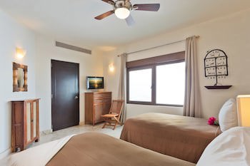 El Taj Oceanfront & Beachside Condo Hotel