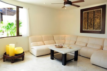 El Taj Oceanfront & Beachside Condo Hotel