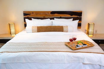El Taj Oceanfront & Beachside Condo Hotel