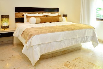 El Taj Oceanfront & Beachside Condo Hotel