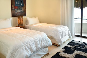 El Taj Oceanfront & Beachside Condo Hotel
