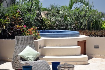 El Taj Oceanfront & Beachside Condo Hotel