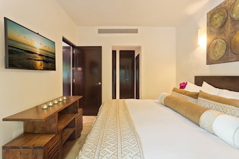 El Taj Oceanfront & Beachside Condo Hotel