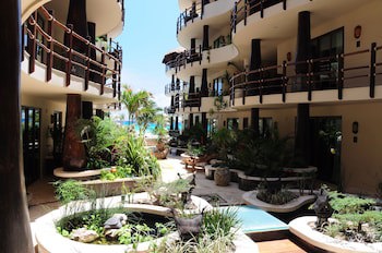 El Taj Oceanfront & Beachside Condo Hotel