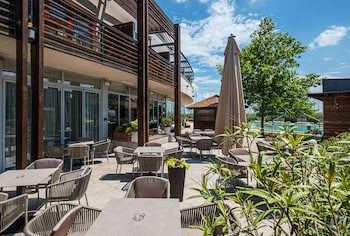 Hotel Golden Lake Resort