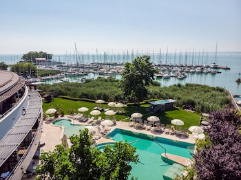 Hotel Golden Lake Resort