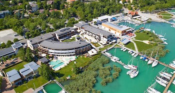 Hotel Golden Lake Resort