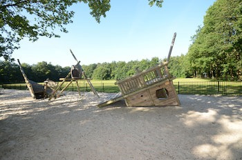 Fletcher Familiehotel De Hunzebergen
