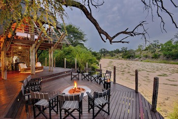 Rhino Post Safari Lodge