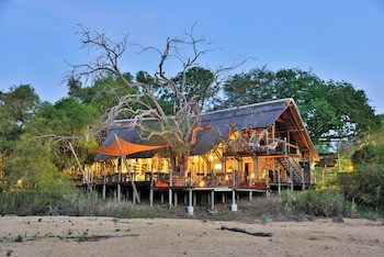 Rhino Post Safari Lodge