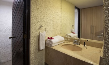 Cabo Blanco Hotel & Marina