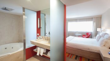 Pullman Rosario City Center Hotel
